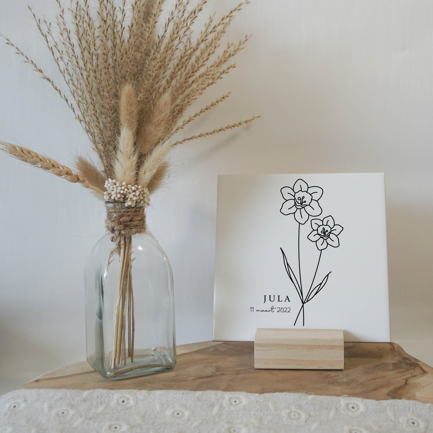 Geboortebloem Maart op houten standaard