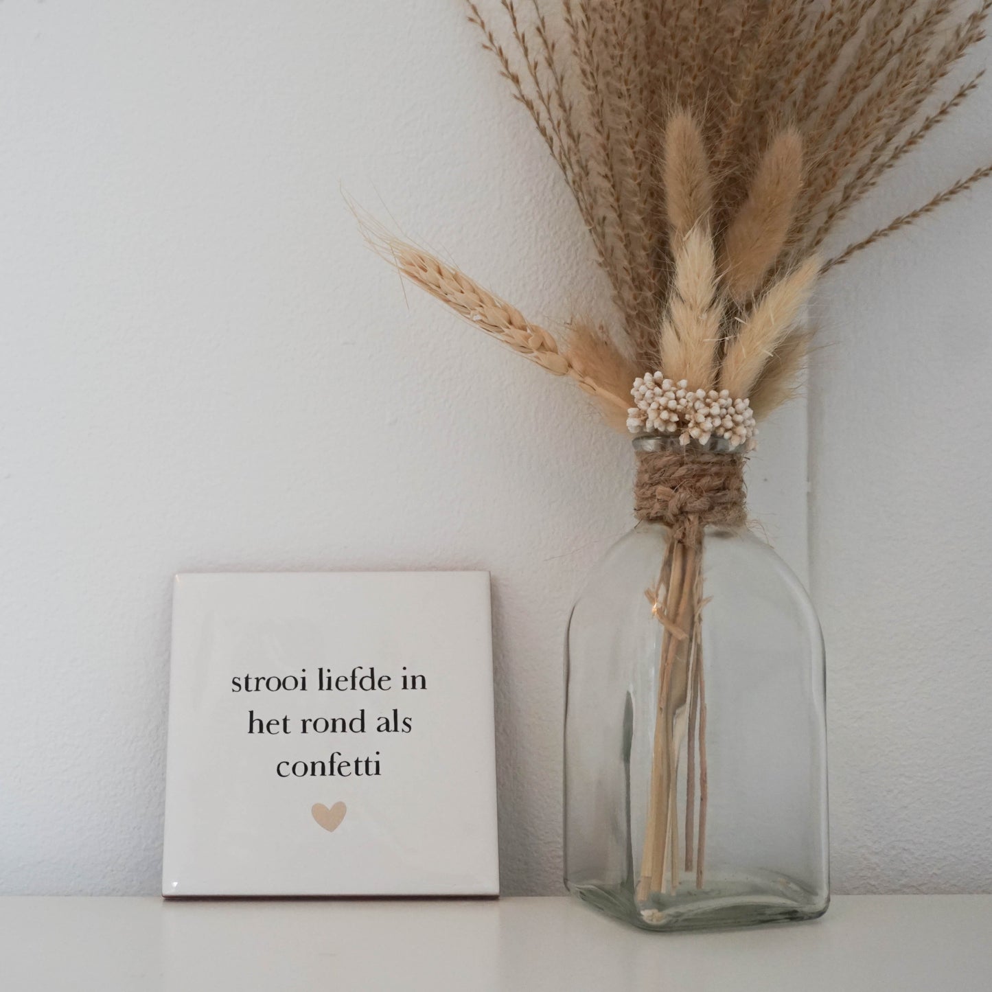 Strooi liefde in het rond als confetti tegeltje