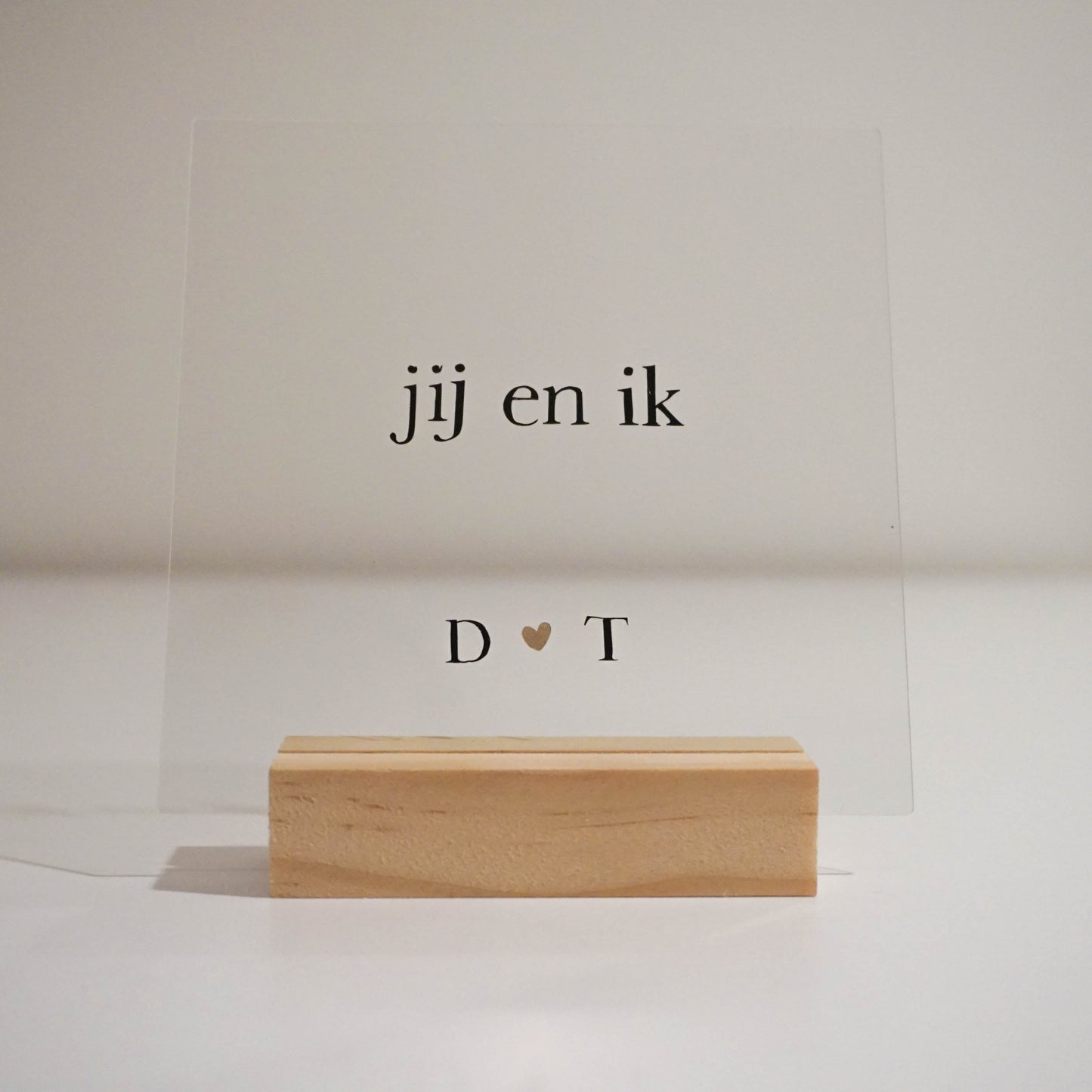 Acrylplaat "Jij en ik" op elegante houten standaard. Perfect voor elke ruimte.