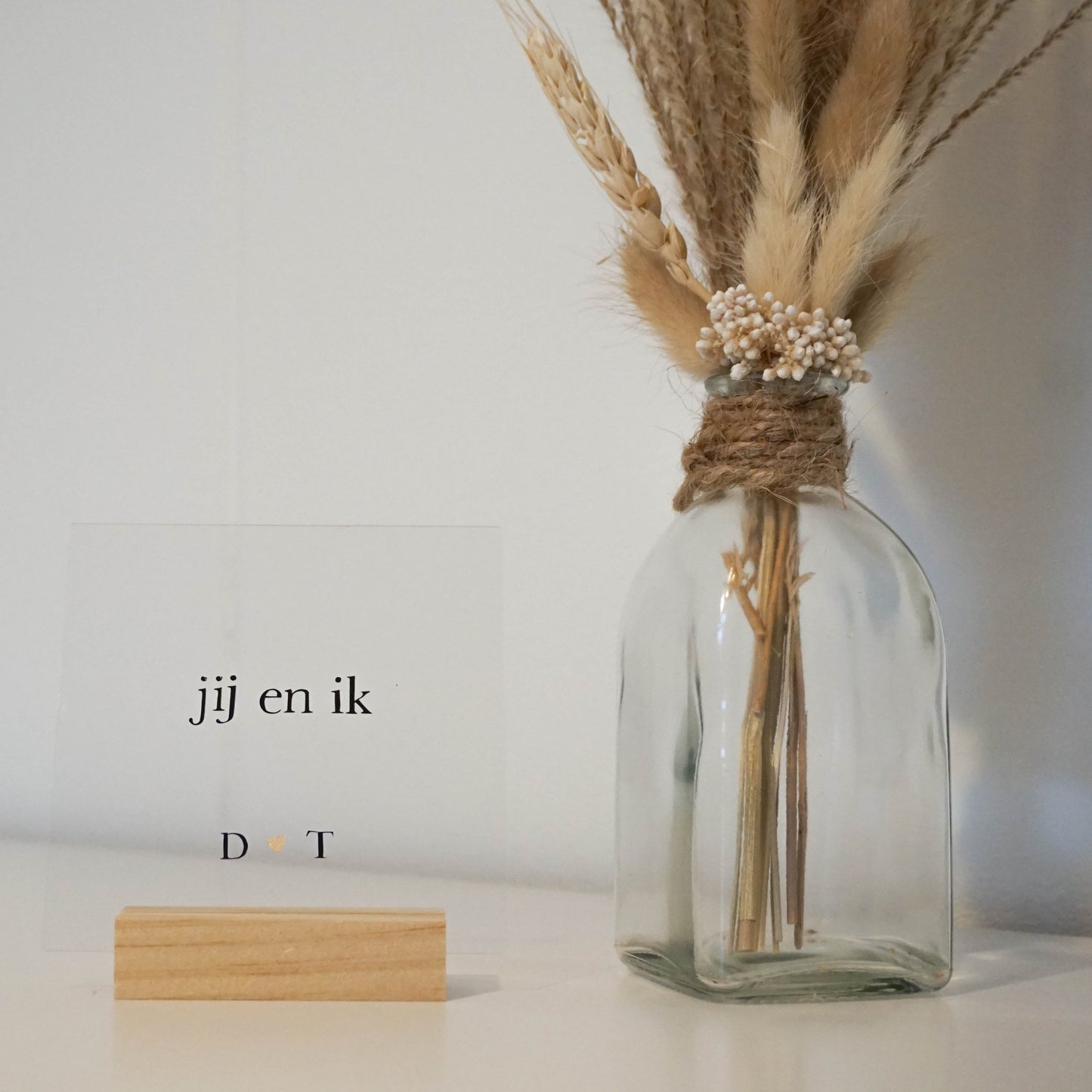Gepersonaliseerde acrylplaat "Jij en ik" met goud hartje en jullie initialen.