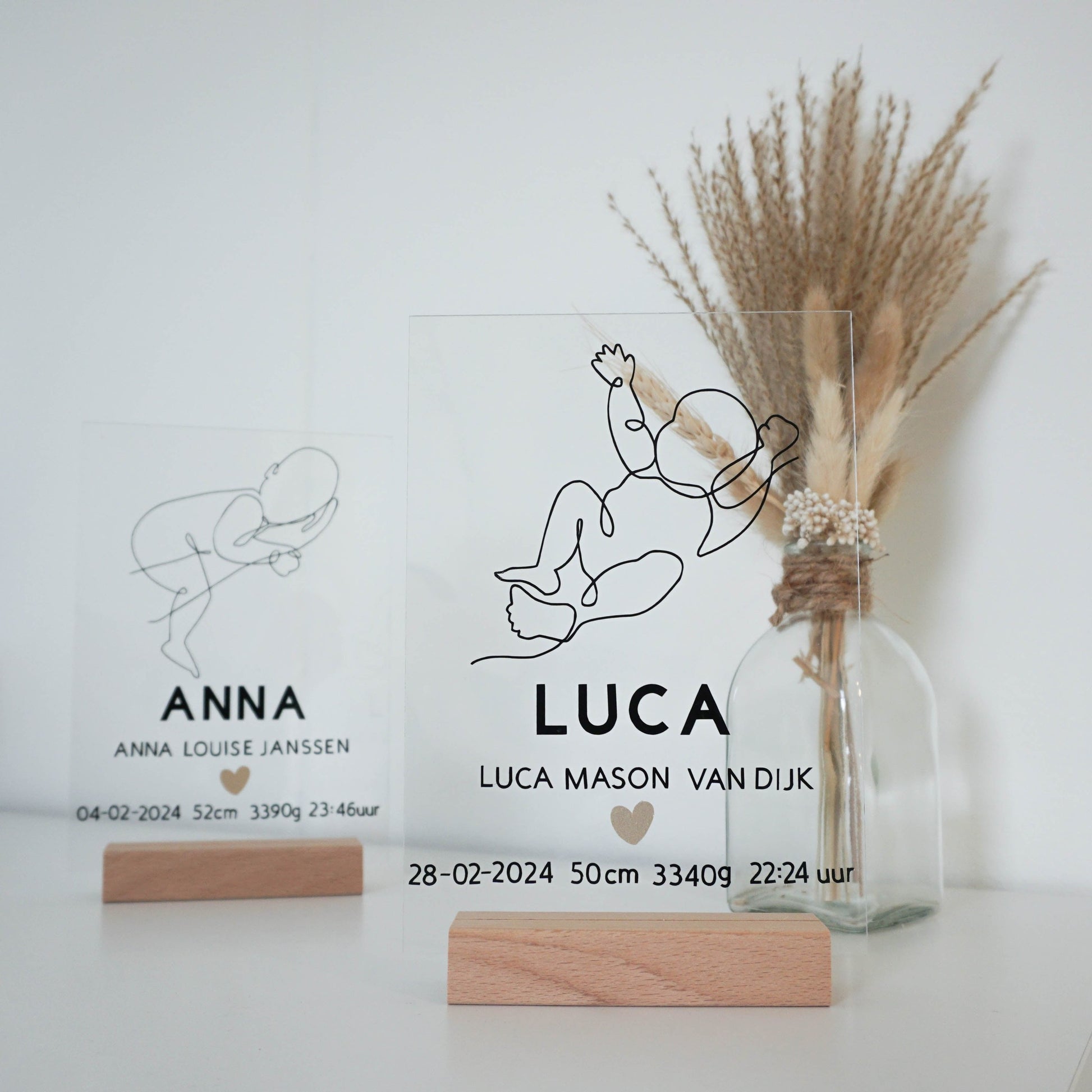 Een vergelijking tussen het geboorteframe Luca en Anna, beide met unieke line art illustraties.