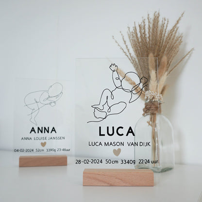 Een vergelijking tussen het geboorteframe Luca en Anna, beide met unieke line art illustraties.